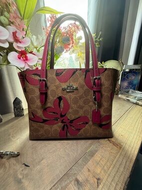 Coach Mollie Tote Bag 25 In Signature Canvas With Bow Print.